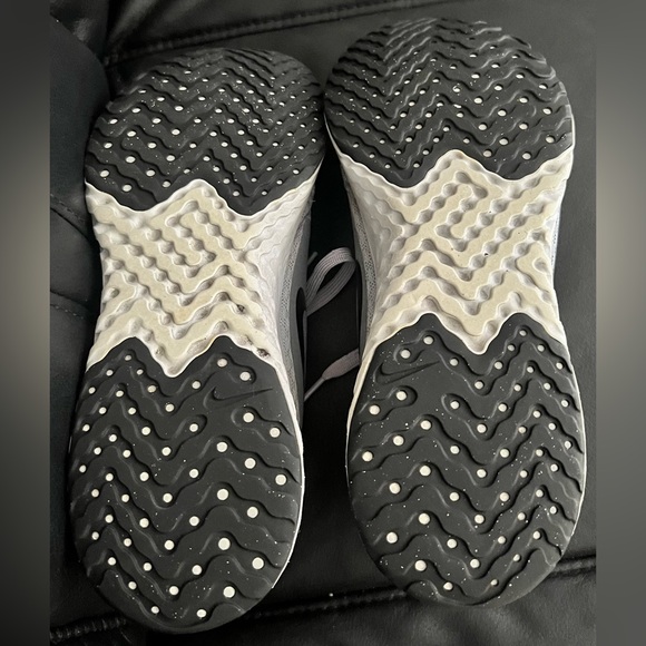 Nike: Gray Women’s Athletic Shoes: Size 11 - Picture 8 of 9